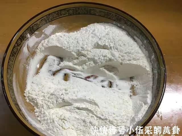 中筋面粉|怎么烙饼才能不硬？关键在和面，面点师教你3招，外酥里软又解馋