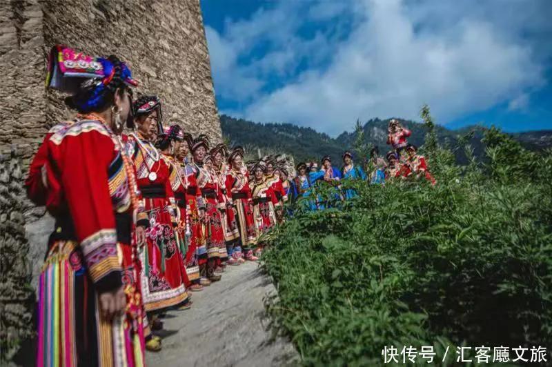 莎朗|2021端午，四川茂县民众载歌载舞欢度羌族“瓦尔俄足”节