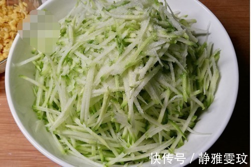 一个萝卜，2个鸡蛋，不用发面，教你这样做馅饼，营养又味美