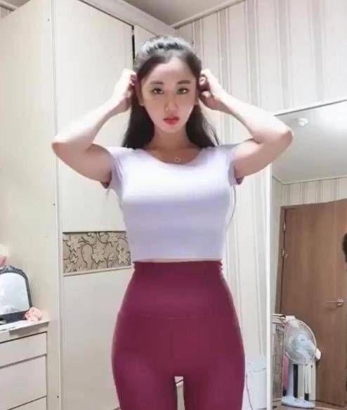 羡慕|流行的瑜伽裤，穿出让女人，都羡慕的大长腿！