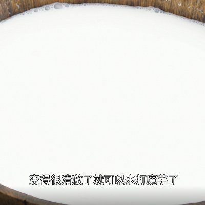  加上五花肉白辣椒一起炖