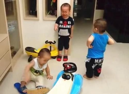 教训|妈妈罚哥哥站墙角,双胞胎弟弟轮番上阵教训哥哥,动作神情太好笑了