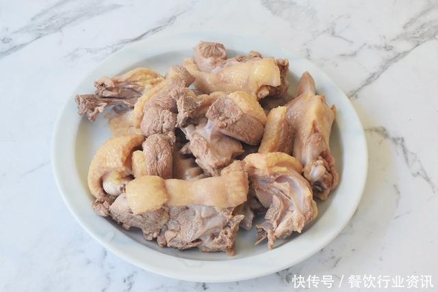 "冬日进补,春日打虎。"山药红枣老鸭汤,增强免疫力润肺又降燥