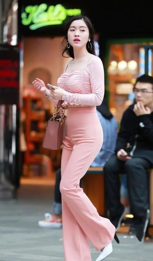 衣裤|粉红色打底裤搭配时尚上衣，甜美好看，快来看看