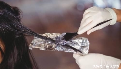 冬天头皮屑过多,是源于这4种坏习惯,若能改善头发清爽又干净