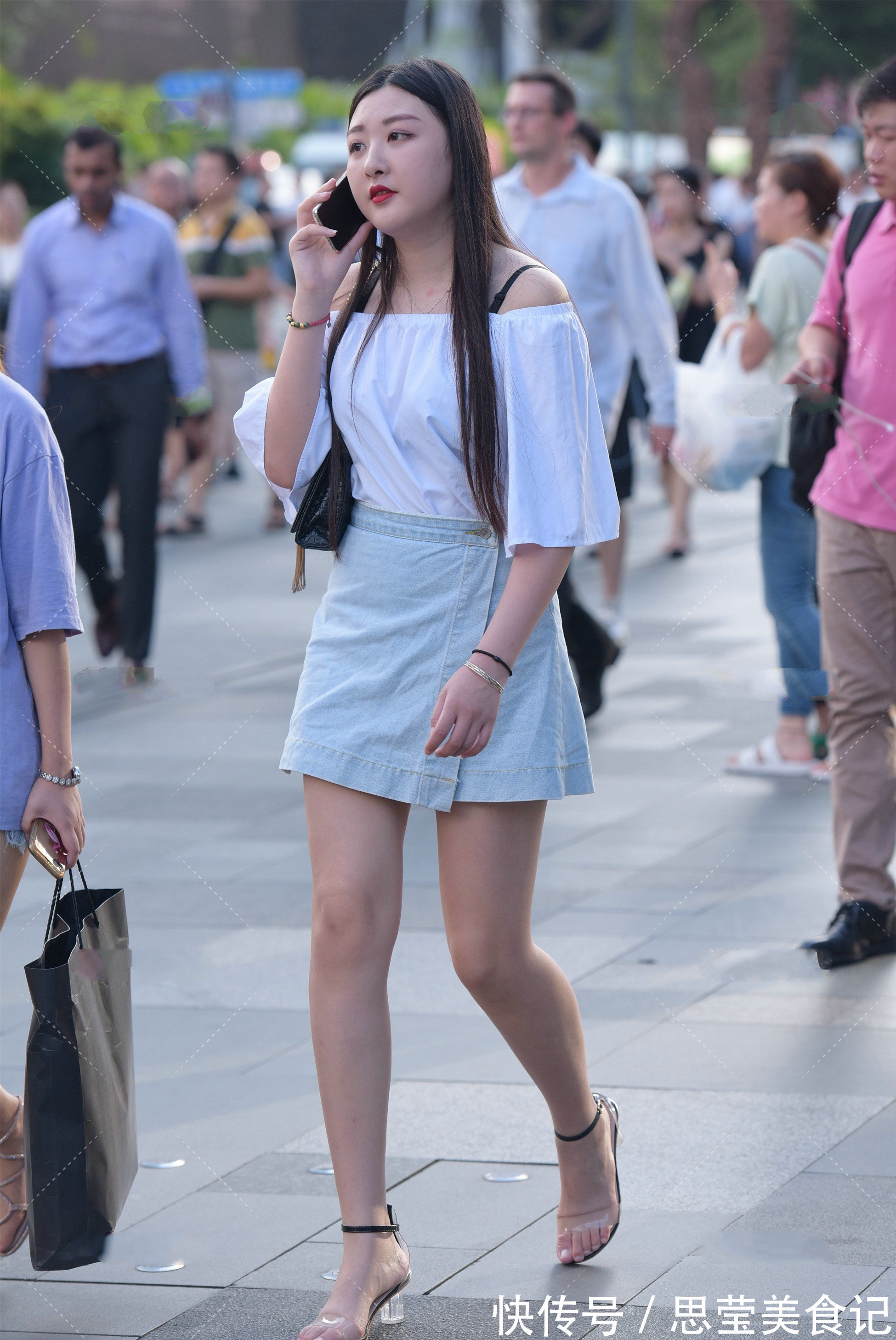 一字肩 白色一字肩搭配蓝色裙子,看起来可爱又有活力