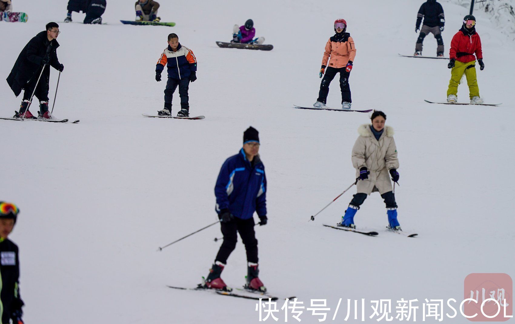 雪上“飞翔”，西岭雪山滑雪热|C视频 | 西岭雪山滑雪场