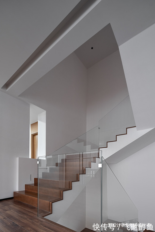 楼梯间|看400平米豪华别墅如何装修现代简约风
