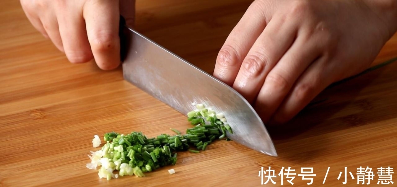 懒人酱香饼|饺子皮别光包饺子吃，教你懒人酱香饼的做法，连揉面都省了