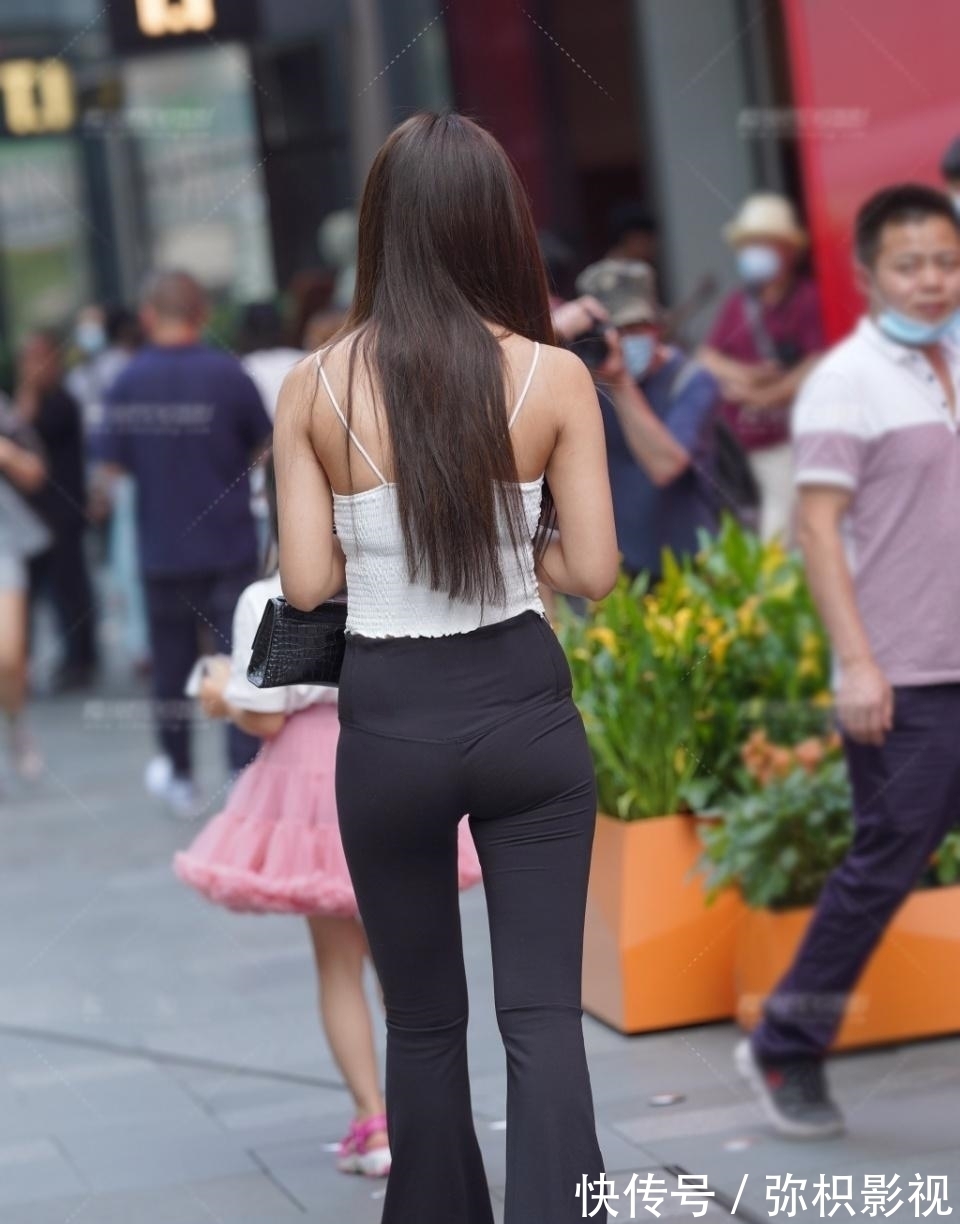 喇叭裤 夏季简约时尚的穿搭,黑色喇叭裤配吊带衫,清凉美丽又显气韵