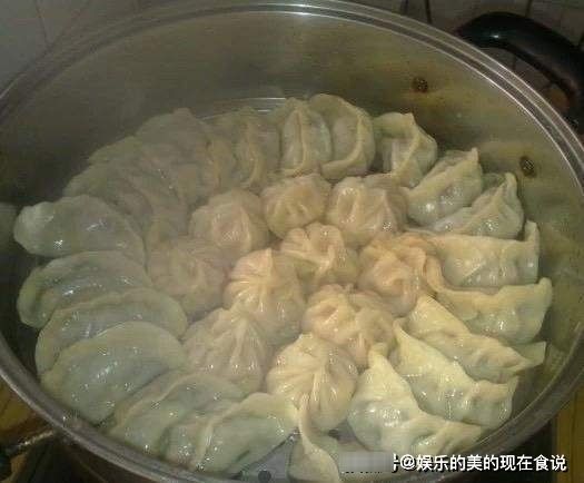 蒸饺子冷水好，还是热水好？多数人加错了“水”，难怪破皮还粘锅