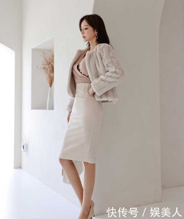 最美孙允珠:竖纹貂绒雅贵外搭,内搭修身丝滑雪纺衫
