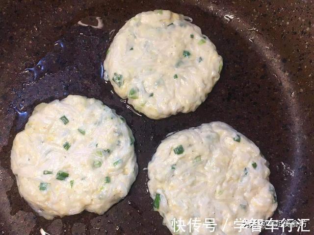 温水|半根萝卜一个鸡蛋，用筷子搅一搅，5分钟搞定全家人的早餐