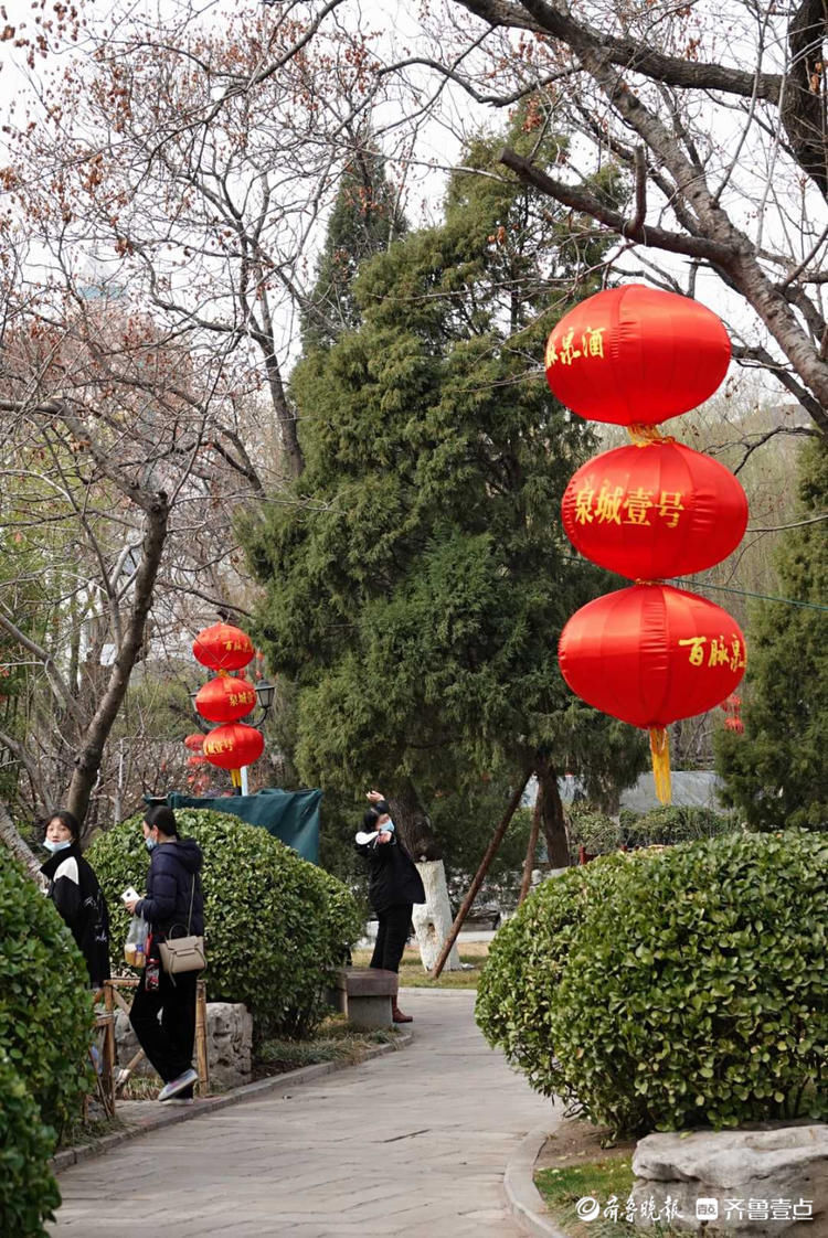 春光明媚！济南五龙潭公园花开绚烂游人如织|就地过年?春在身边| 春光明媚！济南五龙潭公园花开绚烂游人如织\＂,\＂i12\＂:\＂就地过年?春在身边