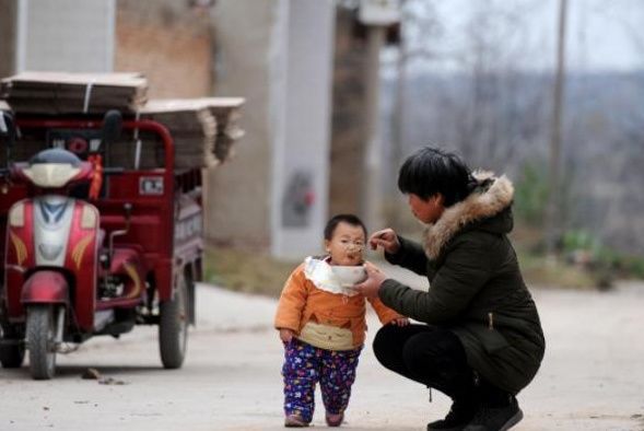 不要再给孩子吃“2种饭”了,会给肠胃增加负担,影响孩子发育