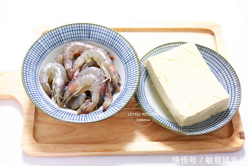 上桌|夏天多做蒸菜,不用闻油烟,几步上桌,又嫩又鲜,豆腐比虾还好吃