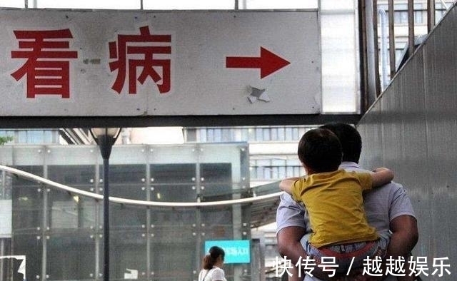 父亲|“谁有吃的,能给孩子吃点吗?”父亲无助的声音,让乘客坐不住了