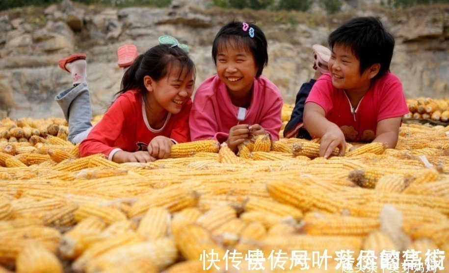 四胎|25岁“穷妈妈”已生四胎，孩子饿得喝水充饥，可怜也可恨