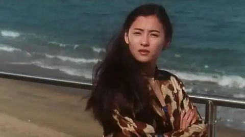 单亲、离婚、困境，《逆光》唱哭背后，那英胡静杨钰莹张柏芝王鸥的坎坷人生