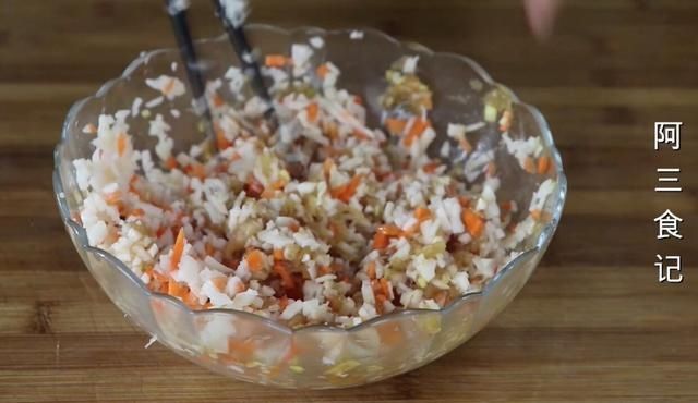  莲藕别再炖汤了，教你1个新做法，比吃肉都香，上桌连汤汁都不剩