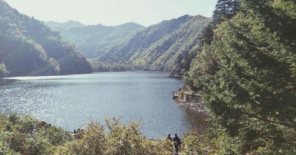 晶莹|犹如一颗晶莹美丽的明珠,镶嵌在山区腹地当中,孟达自然保护区