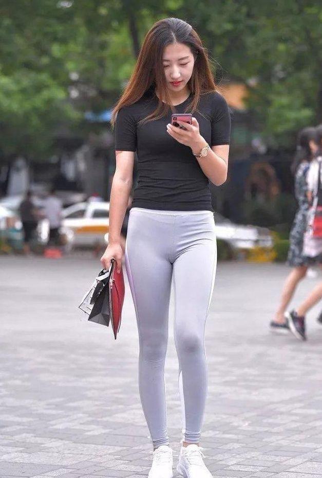 女人味|街拍紧身打底裤小姐姐,显俏皮又不失女人味,很好看