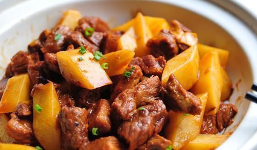 炖牛肉时，2种调料不能放，不然毁了一锅肉，口感发柴还有腥味