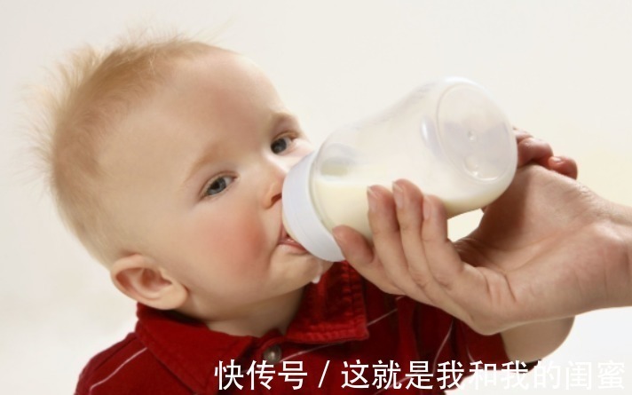 弊端|宝宝六个月大就要告别奶瓶,再使用弊端多多,家长应该注意了