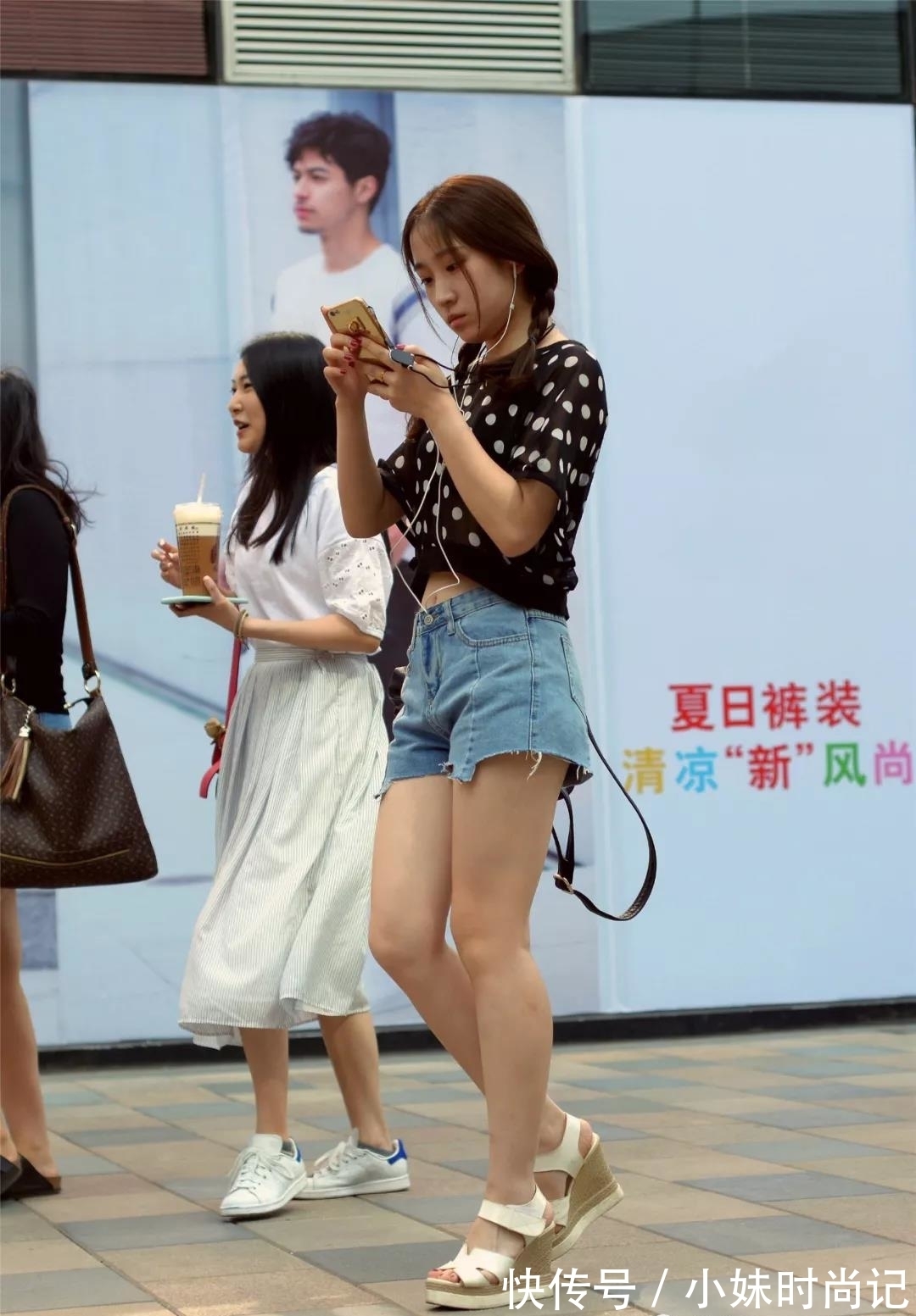 打扮 街拍路人,会穿搭打扮女性会显得更年轻,而且越发有魅力