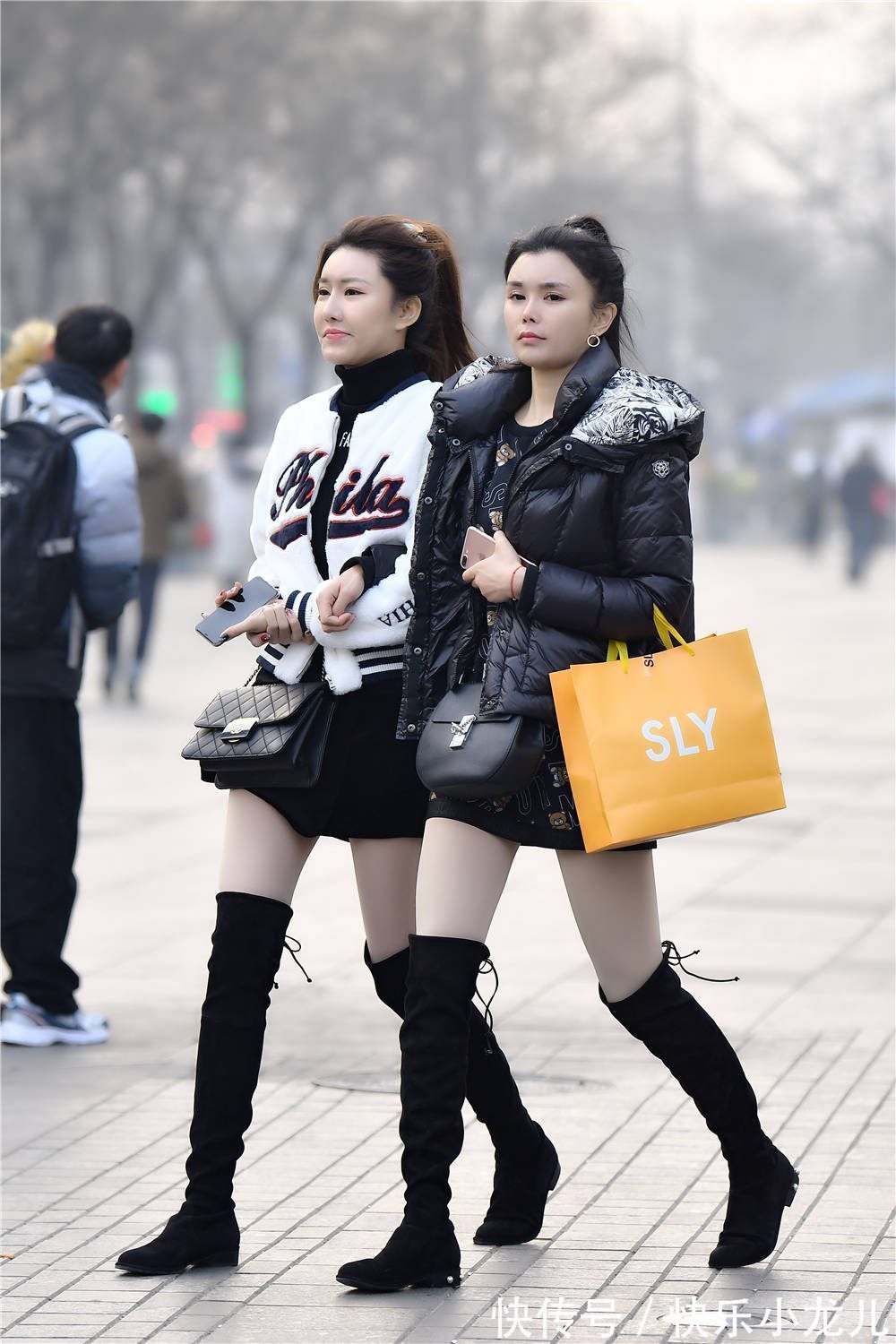 过膝长靴 姐妹都穿着过膝长靴,冬季穿搭可以很精致,走路也很整齐