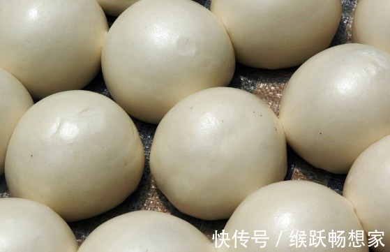 馒头|两个农村蒸馒头小妙招!馒头又白又漂亮出锅时不粘笼布!看看就懂