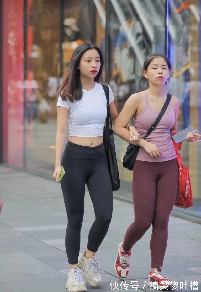 肚脐装 紧身上衣搭瑜伽裤有魅力,经典黑白复古又不土,肚脐装元气满满