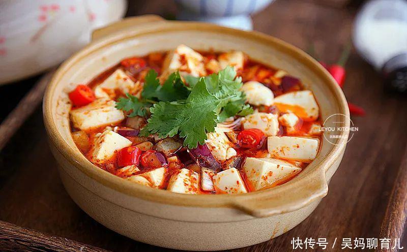 洋葱|豆腐不用炒,浇上料汁直接炖,滑嫩入味,几分钟就做好了