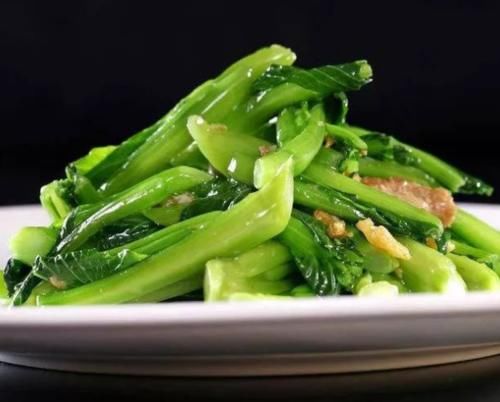  保证|炒青菜的正确做法，什么时候放盐很关键！保证青翠入味不发黑