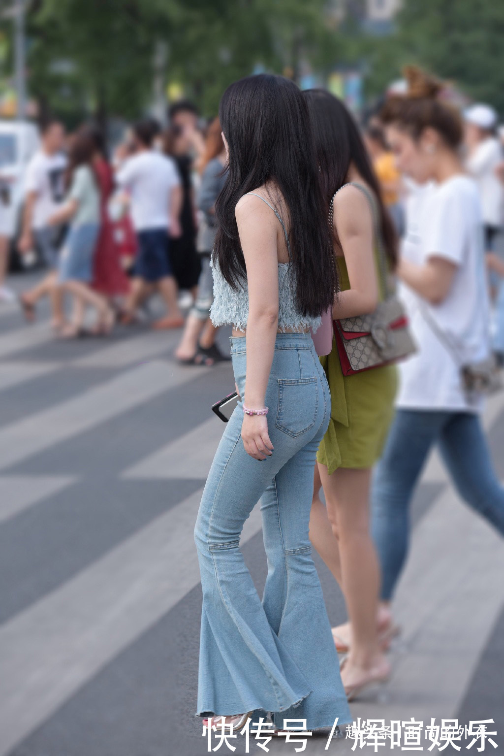 喇叭裤|牛仔喇叭裤时尚显气质，搭配个性吊带短衫，让造型显得靓丽又清爽