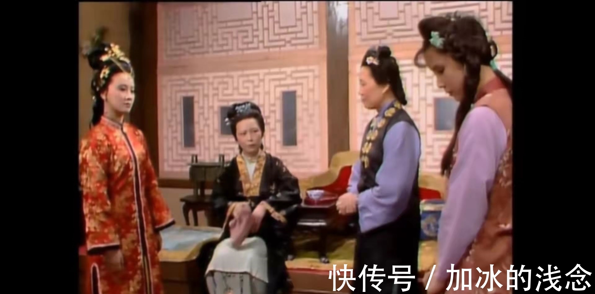 晴雯@两版《红楼梦》对比,同是挨训,一个谨言慎行,一个浮浪轻佻