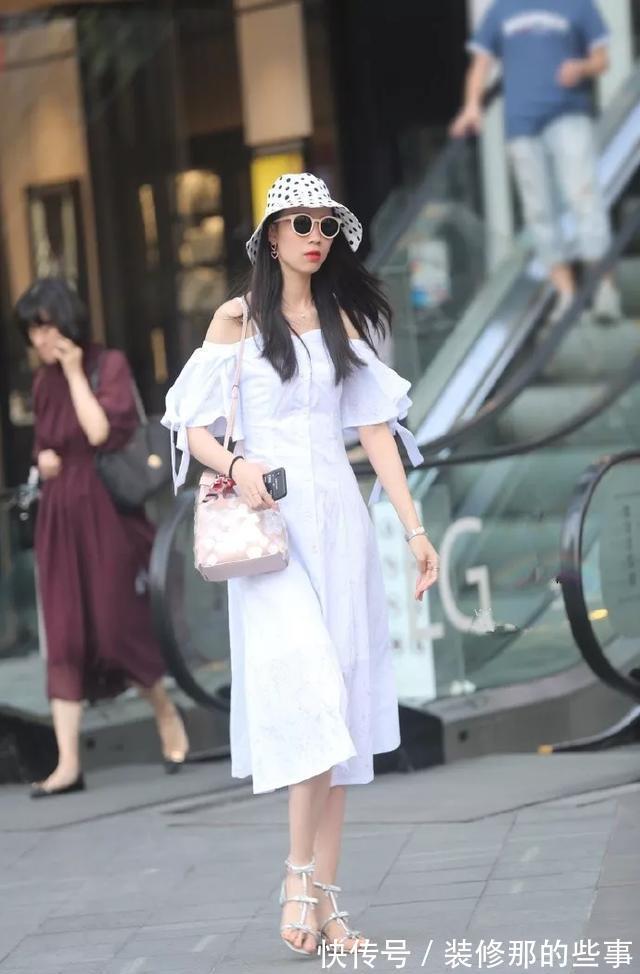 小个子 美女脚上搭配一双高跟鞋，尖头的款式，让她看起来非常的气质