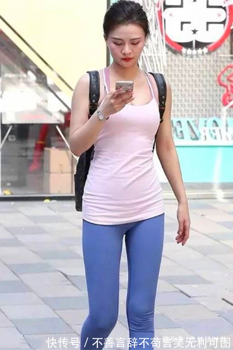 高跟鞋|路人街拍,银色吊带衫搭配蓝色长裙,小姐姐时尚又个性