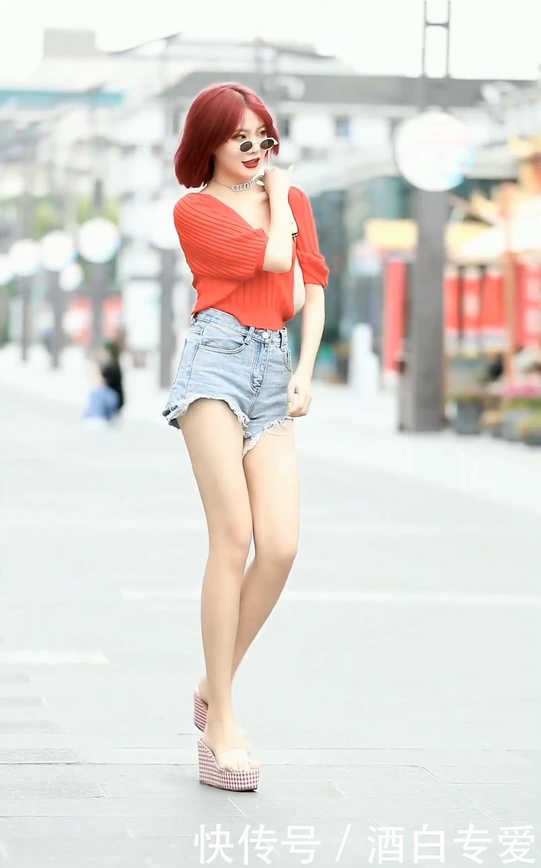 红色的衬衫配牛仔裤,穿出了绝佳的身材,酷女孩也有成熟的风