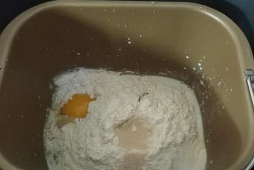 比蛋糕简单比馒头好吃，简单一卷就能吃，松软又香甜，孩子超爱吃