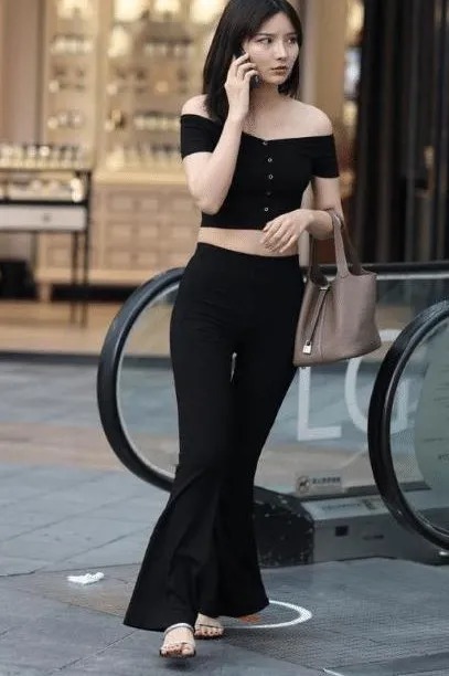 牛仔露肩衫搭配紧身瑜伽裤,效果却惊人