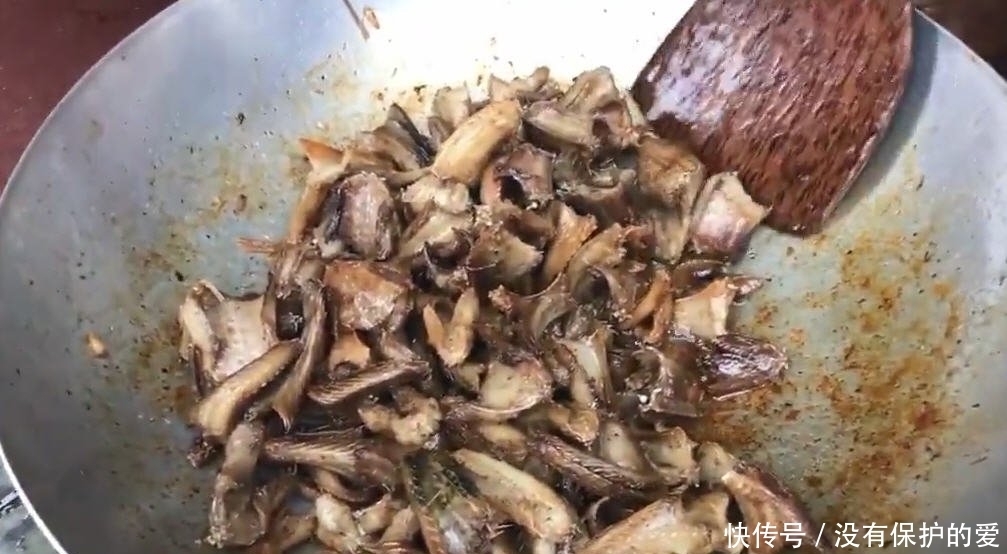 两个小孩子,自己做美食,材料竟然是