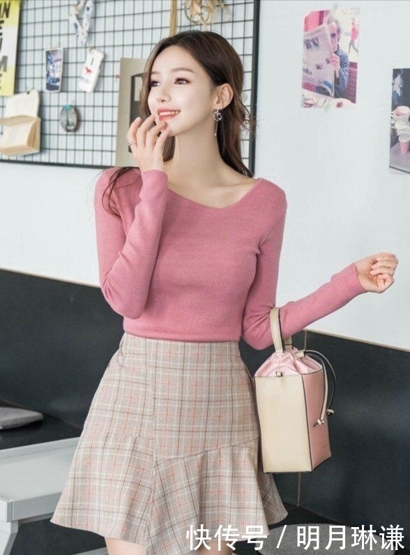 简约时尚透气羊毛打底衫搭配高腰百褶裙,穿搭甜美可爱,时尚迷人