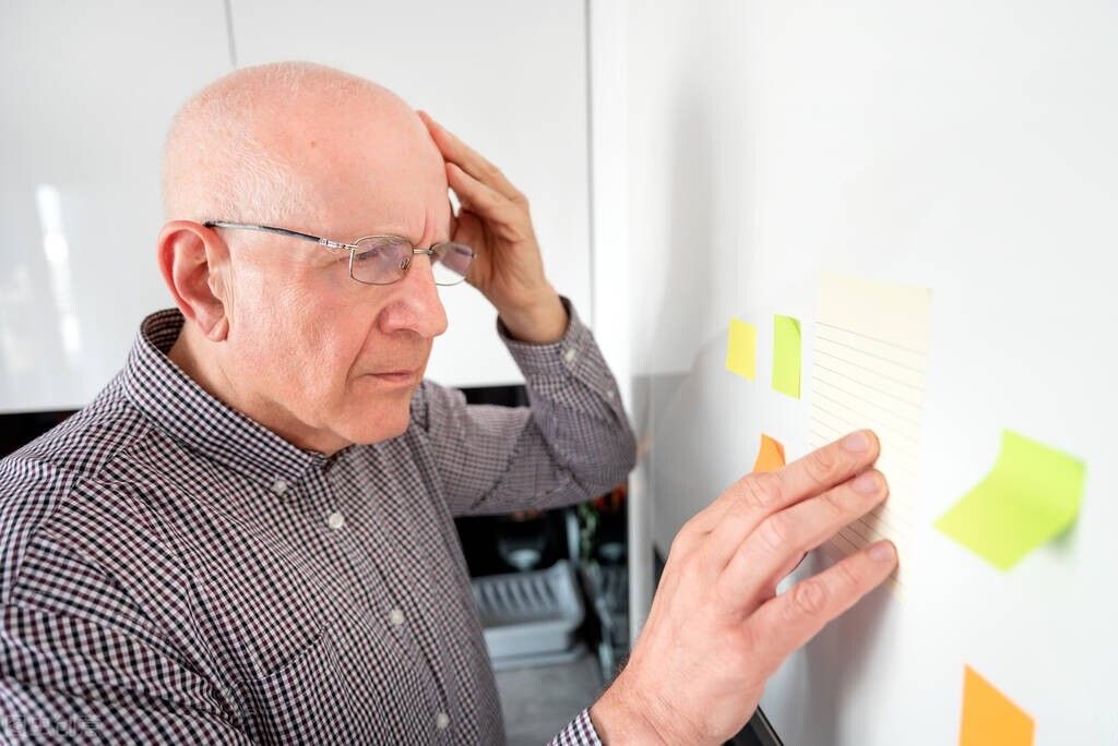 老年性痴呆|记忆减退，是正常老化现象，还是老年性痴呆？脑中的橡皮擦——老年痴呆早期常