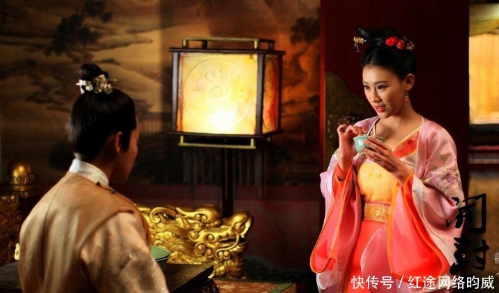 伸出|皇帝:我要废了皇后,大臣苦劝要三思,皇帝立刻伸出他涨红的脸