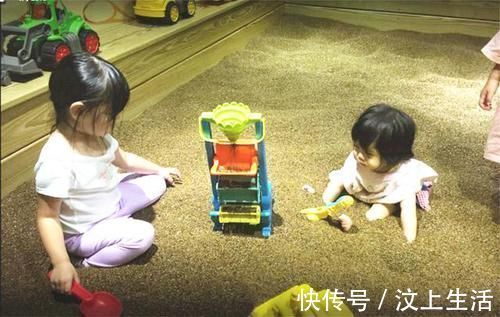 孩子|2岁女童在游乐园突然抠耳朵,连送4家医院,取出的东西让父母崩溃