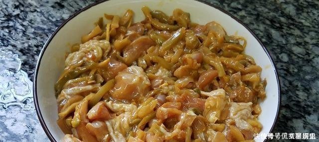 我家鸡腿从不红烧、加2包榨菜、不加一滴水,上桌就被吃光光