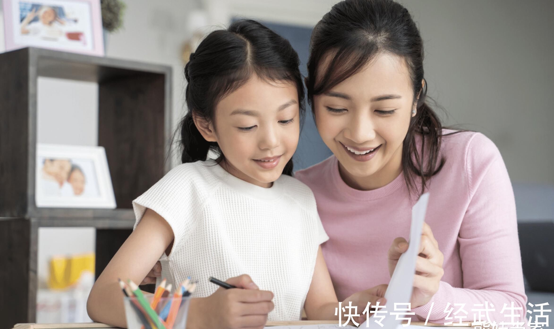 孩子|地铁上，男童躺在地上动弹不得，看到孩子的手，乘客马上报警