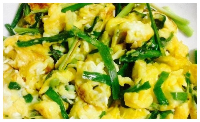 韭菜炒鸡蛋，一起炒还是分开炒教你正确做法，韭菜翠绿鸡蛋嫩滑