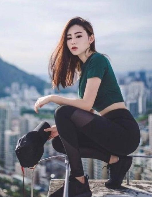 街拍|街拍清爽好看的紧身打底裤美女,搭配时尚自然,穿出不同的感觉